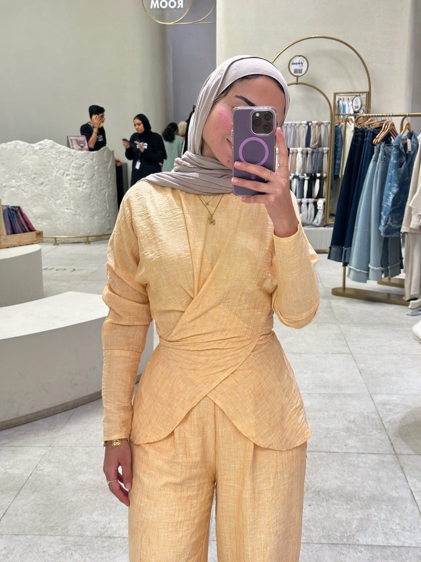 Shined lined set in yellow