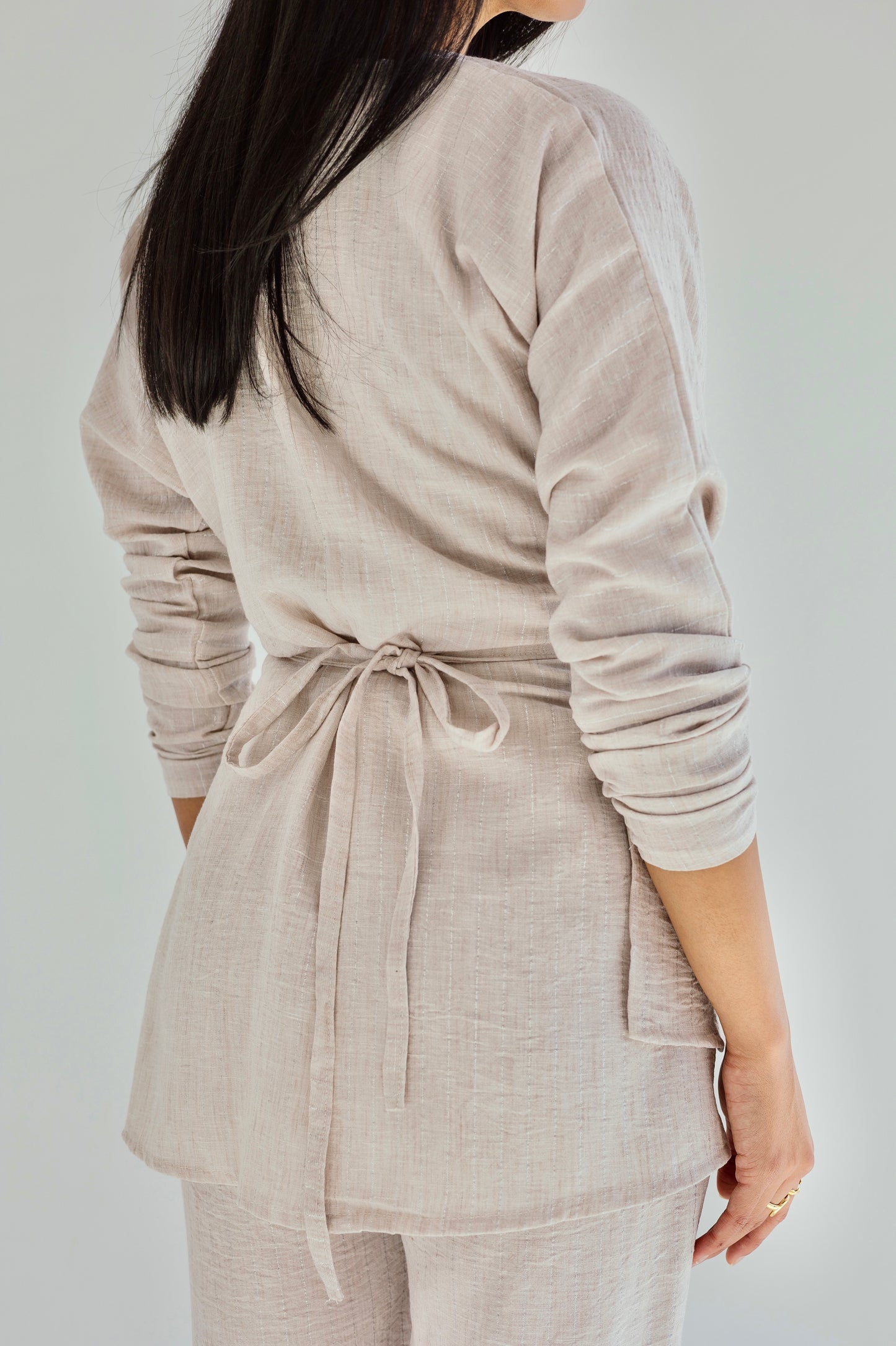 Shine lined wrap set in grayish