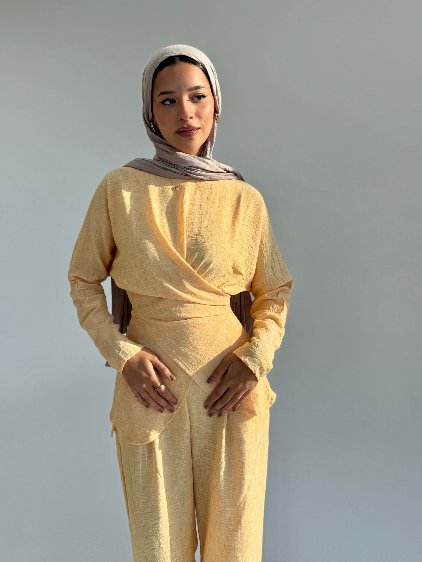 Shined lined set in yellow