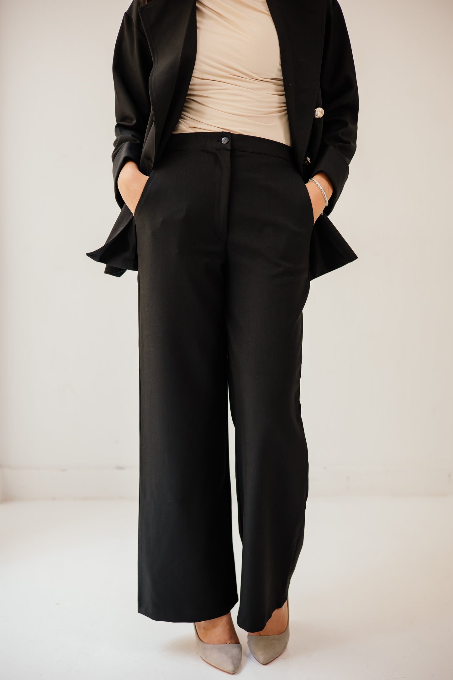 The iconic set in black