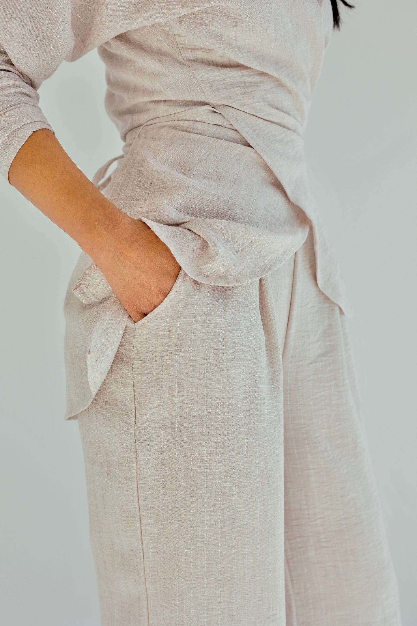 Shine lined wrap set in grayish