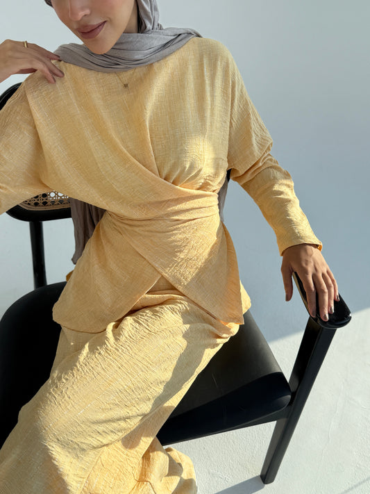 Shined lined set in yellow