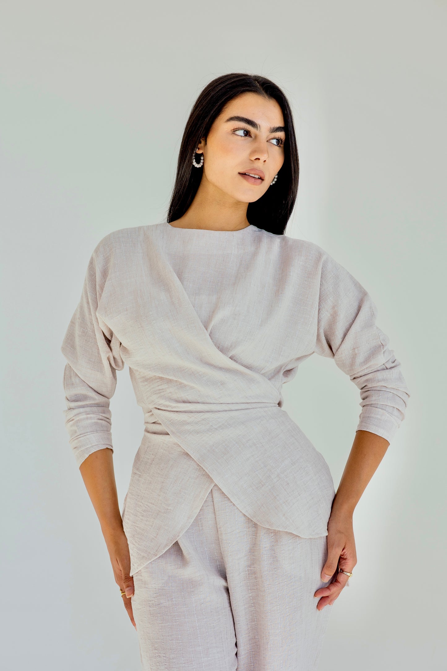 Shine lined wrap set in grayish