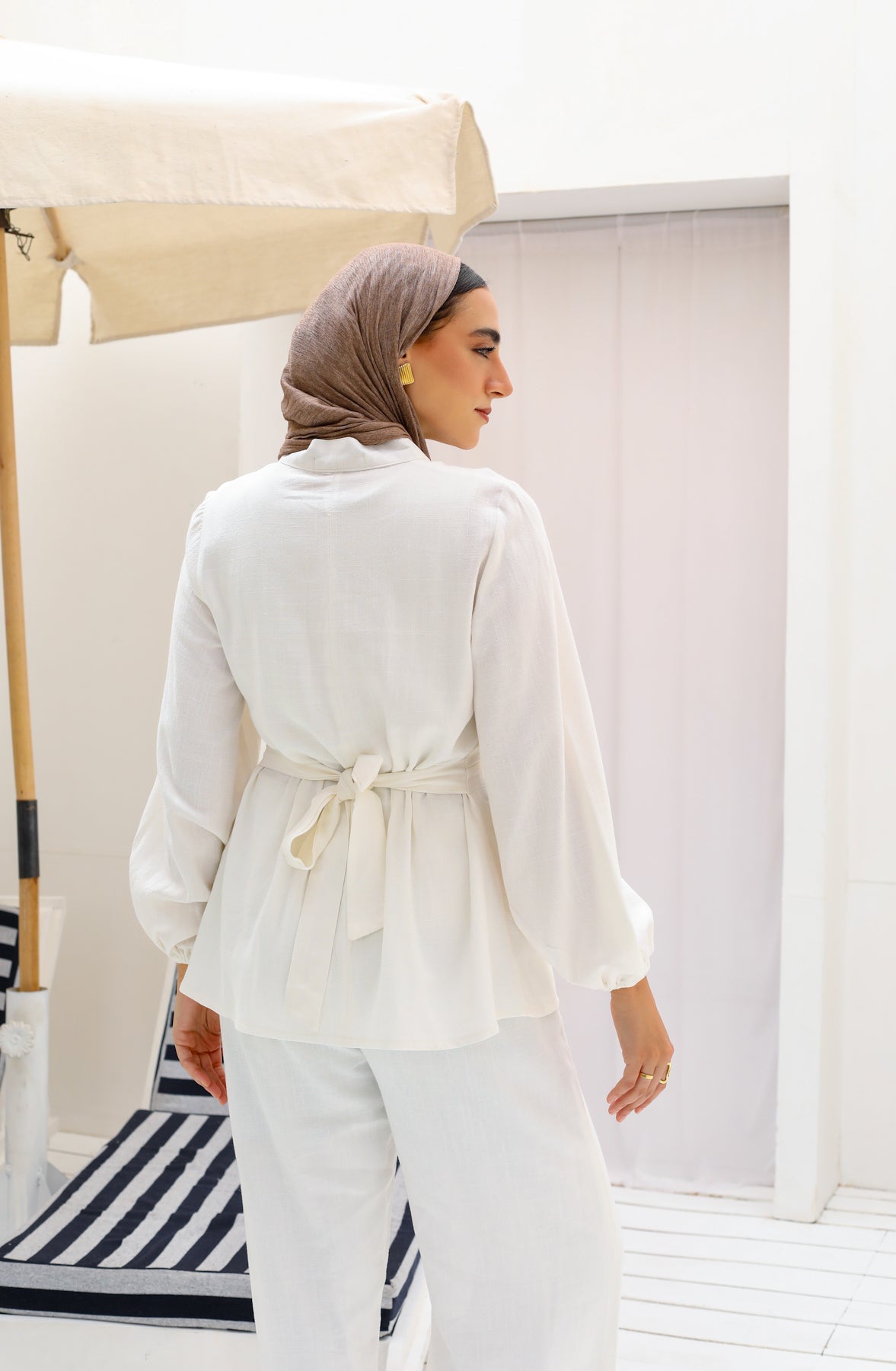 The knot set in white