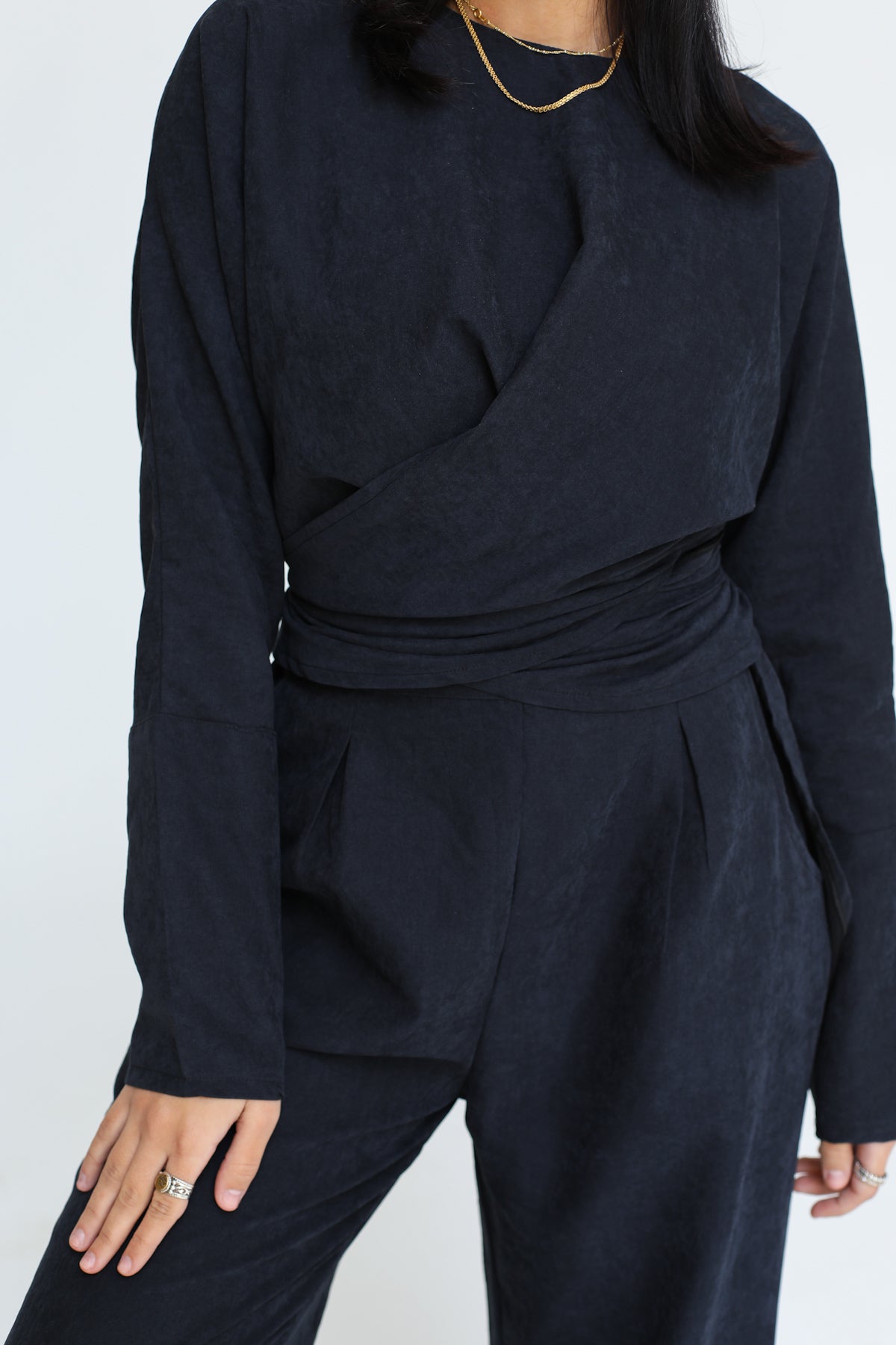 The wrap set in black