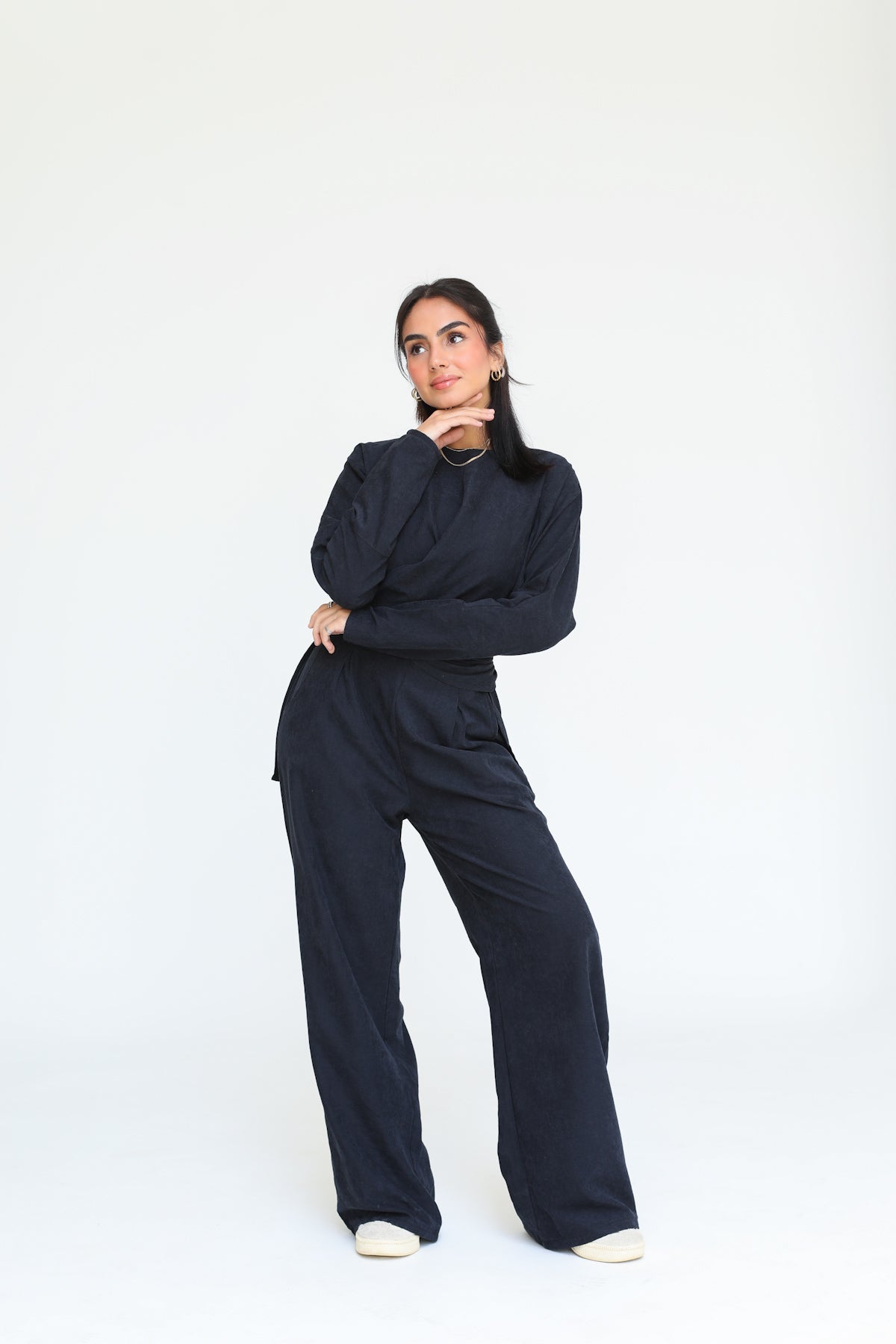 The wrap set in black