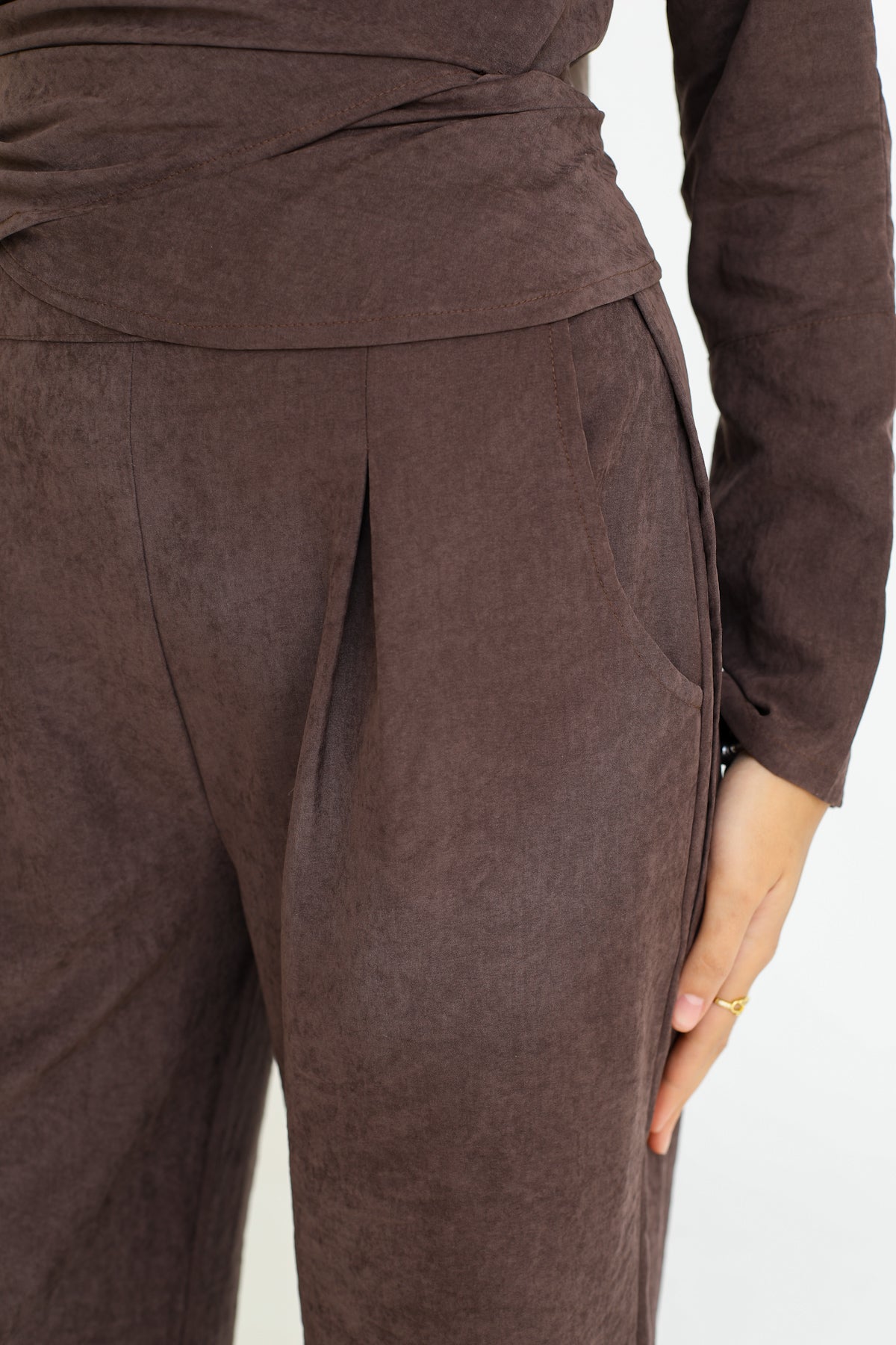 The wrap set in brown