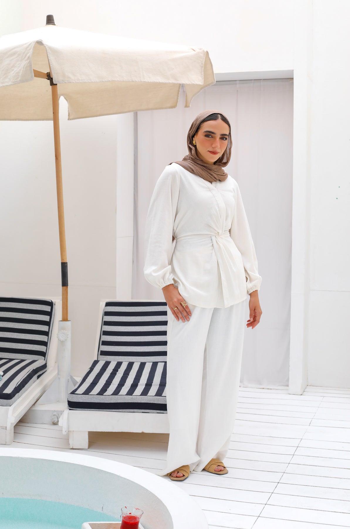 The knot set in white