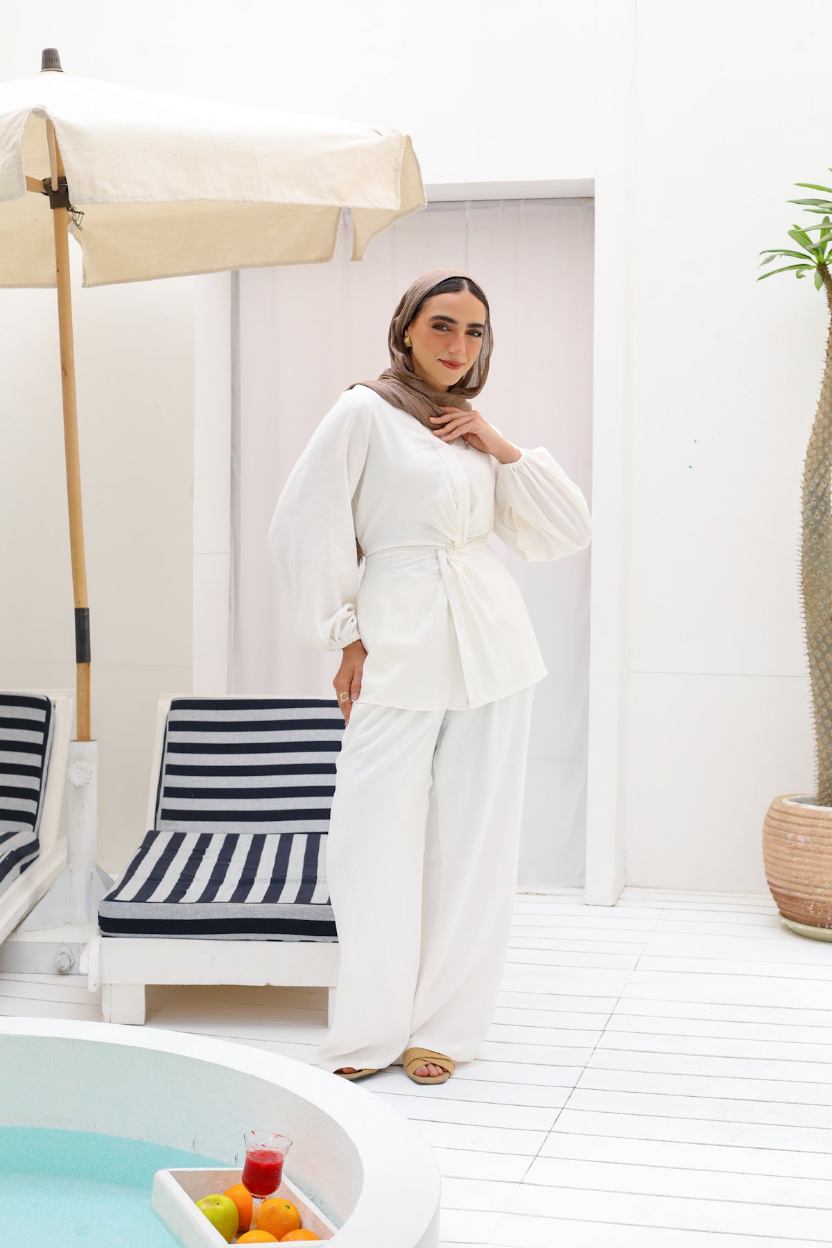 The knot set in white