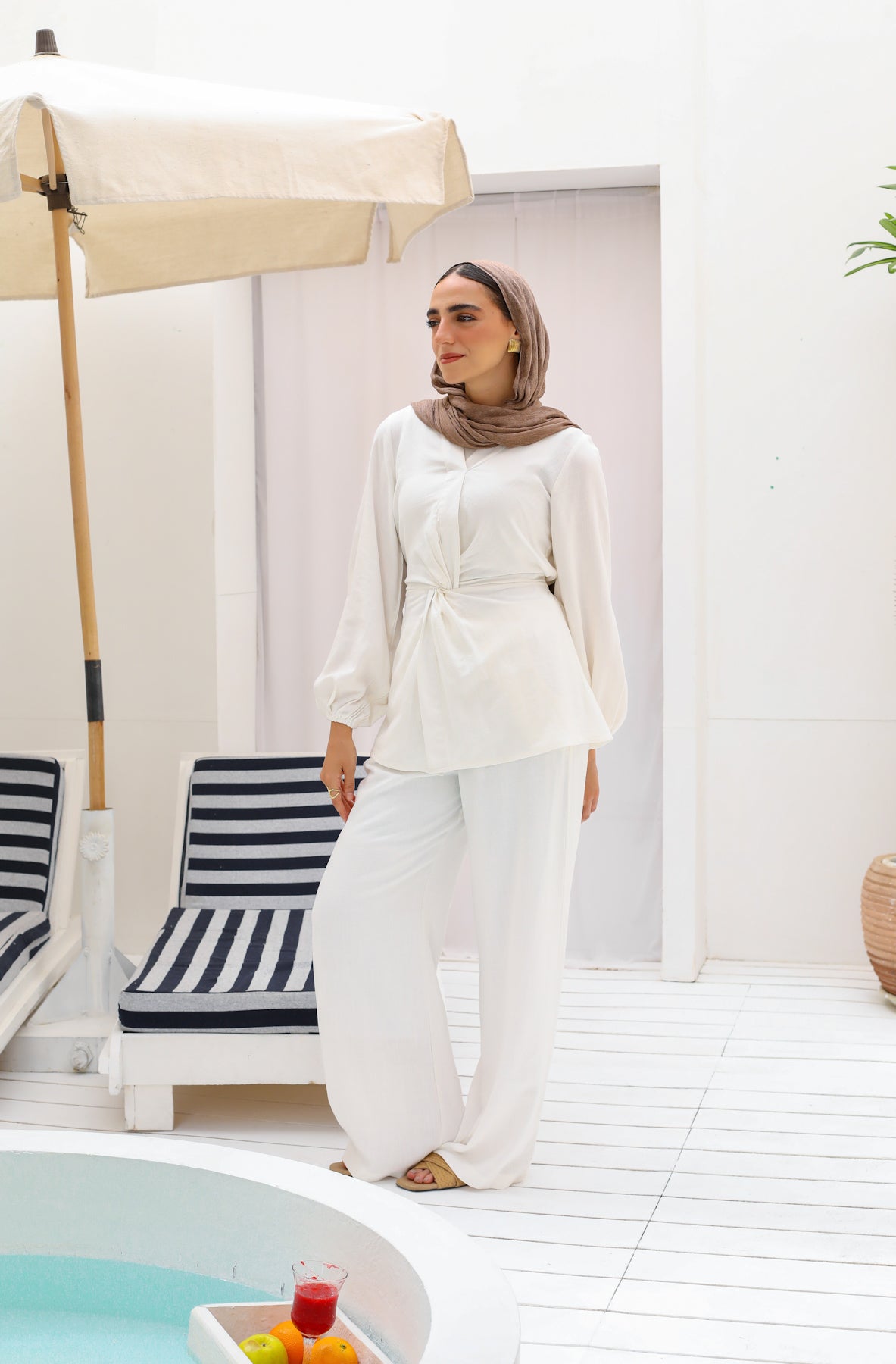 The knot set in white