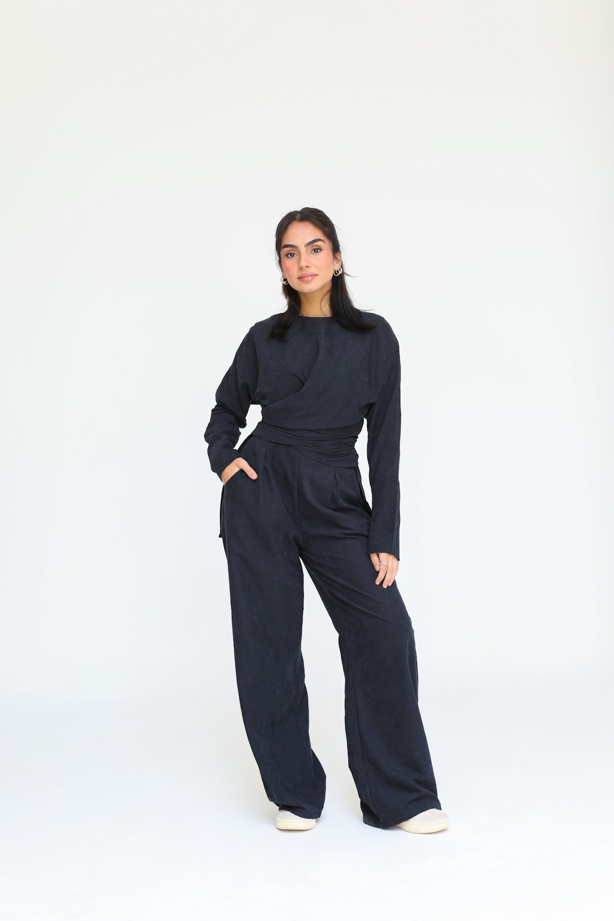 The wrap set in black