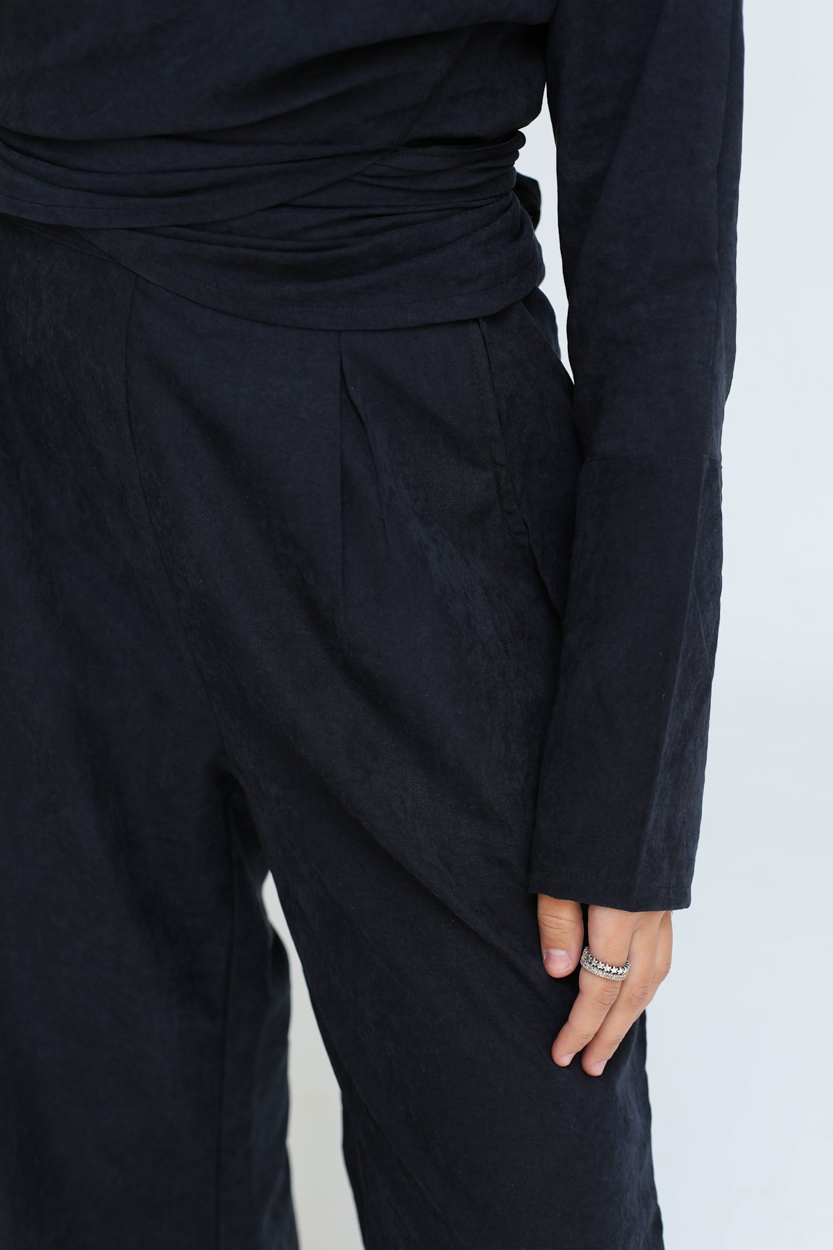 The wrap set in black